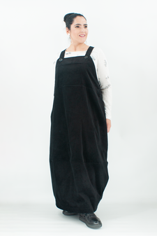 Schwarzes Latzkleid aus Cord in Maxilänge