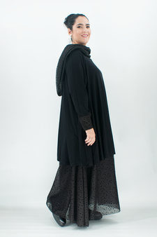 schwarzes Longshirt mit großemCarmenkragen aus gepunkteten Tüllstoff.