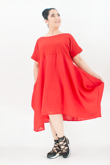 Kurzes rotes Sommerkleid mit asymmetrischem Rock