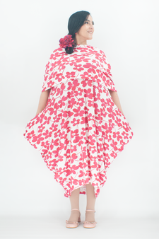 festliches weißes Kleid mit roten Blumen