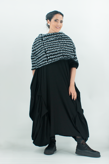 Avantgardistisches Kleid mit Bauschrock