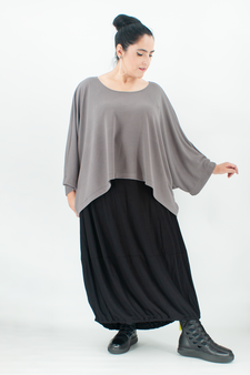 Sommerpullover aus grauem Strick