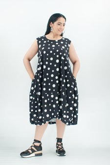 ärmelloses schwarz weiß gepunktetes Ballonkleid