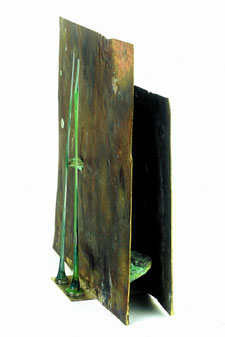 Plastik , Kartusche, Messinghülse,Bronze patiniert, Goldblatt,Holz, Messing, farbig,Glas rot, Bronze patiniert, Krieg; Kunst Plastik, Skulptur, 