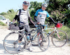 自転車で日本一周を達成した杉本さん(左)と友人の多賀さん(右)=12日午後、石垣市内
