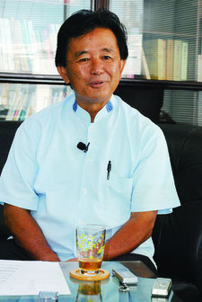 初当選から一夜明け、インタビューに答える伊波氏=11日午前、宮古毎日新聞那覇支社