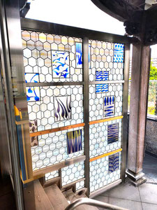 法性寺本堂入口のステンドグラス