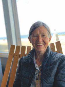 Porträt der Schweizer Literaturvermittlerin und Lektorin Liliane Studer in skandinavischer Urlaubsatmosphäre 