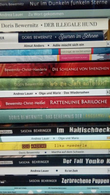 Bücherstapel der Autor*innengruppe Aufbruch