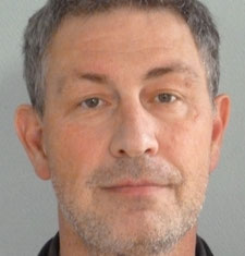 Gérard Mick, praticien hospitalier, neurologue à Voiron (Isère), est spécialiste de la prise en charge de la douleur chronique. Il est également administrateur général du GCS Maison des Réseaux de Santé Isère, et préside l’UNR.Santé.