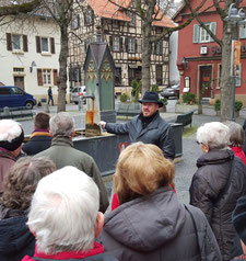 Stefan Betsch bei einer Führung am Jakobsbrunnen in der Altstadt von Bad Cannstatt