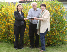 Pfarrerin Katharina Wendler, Stiftungsratsmitglied der Nussbaum Stiftung, überreicht den Scheck an Ronald Koch und Bärbel Morsch (v.l.). Foto: dyh