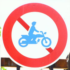 二輪の自動車・一般原動機付自転車通行止めの標識　バイク通行止め