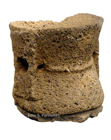 Macina biconica in pietra lavica, IV sec. a.C., Museo Archeologico di Gangi (foto S. Farinella©)