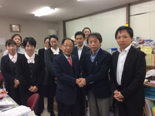 会長、社長、本社社員の皆さんと。歴史ある御社の益々の発展に全力を尽くします!インタビューには社長(右端:ギタリスト仲間(笑))と総務担当者の方に答えていただきました。