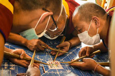 Monjes Tibetanos creando una mandala de arena