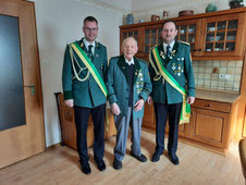 Der Jubilar Wilhelm Stute mit Oberst Elmar Koch und Hauptmann Georg Wigge