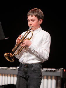 Ecole de musique EMC à Crolles – Grésivaudan : jeune musicienne jouant de la trompette lors de son cours individuel.