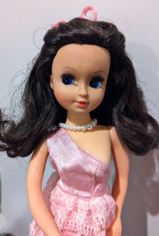 Mystery Fleur dolls with Aerobic facemold, chestnut brown hair in a sidepart hairstyle.