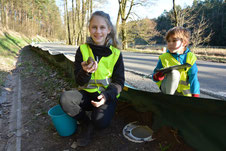 Hilfe am Amphibienschutzzaun (Foto: H. Albrecht)