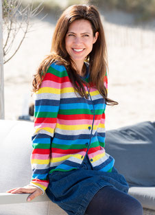 Model in gestreifter Strickjacke