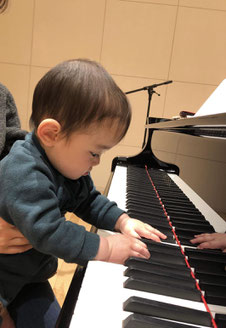 赤ちゃんがピアノを弾いている