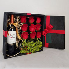 Botella de vino tinto merlot o cabernet 750 ml , 9 Rosas de Invernadero, Follaje , en caja negra con listton rojo