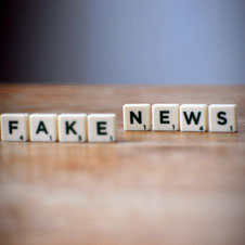 Scrabble-Steine zeigen die Worte Fake News