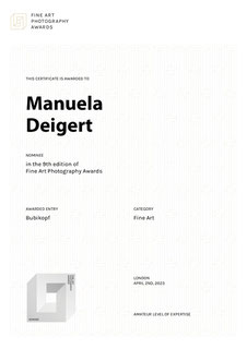 Manuela Deigert über mich Zertifikat des 9. Fine Art Photograpy Award Nominee für mein Selbstportrait Bubikopf