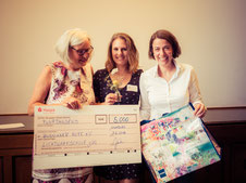 Freude über Scheck der Budnianer Hilfe eV und die von der LichtwarkSchule gestaltete Budni-Tüte. Franzsika Neubecker, LichtwrkSchule; Alessa Zimmermann, LichtwarkSchule; Julia Wöhlke, Budnianer Hilfe eV. Foto: Reimar Palte