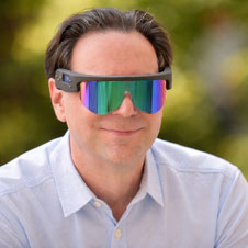 Alain Rivera avec lunettes PSIO pour accompagnement bien-être des particuliers à Tonnay-Charente