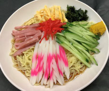 福生ラーメン　ポロ春です。福生駅近くにあるラーメン店です、こんぶ、ソーダガツオなどのだしを使った体に優しいスープが特徴です。メニューもボリュームも他の店より多いのが自慢です。米軍横田基地が近く、米国人のお客様もいらっしゃいます。英語の対応もドル払いもOKです。