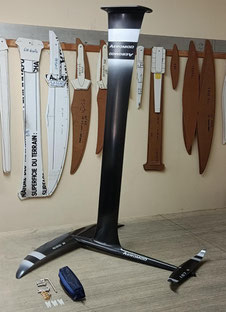 Wingfoil aeromod V3 noir et gris argenté, monté, dans l'atelier