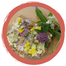 Bunte Blüten auf frischgeschüttelter Butter