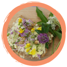 Bunte Blüten auf frischgeschüttelter Butter