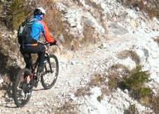 Ulli jubelt über den Panoramaweg unter der Pale di San Martino (04.11.2016)