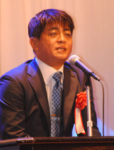 「八重山の未来ビジョン」をテーマに講演する安里繁信氏=14日午後