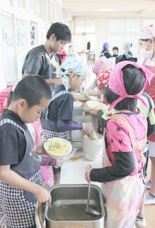 児童たちが心待ちにしていた八重山そばの給食準備はテキパキと進められた=27日、石垣小学校3年2組