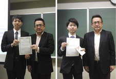高分子学会九州支部長の櫻井先生と一緒に賞状を持った広原君(左)と原田君(右)