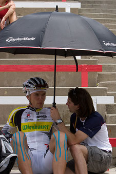 C. Strasser und T.Jaklitsch, gut beschützt unter dem Coachingschirm!
