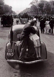 ꧁ ©Robert Doisneau, La libération de Paris, 1954 ꧂