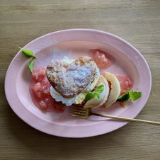 富士宮市ケーキカフェ、cafe verbの予約制デザート、桃のミルフィーユ「ミルフィーユ・ペッシュ」