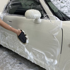 その際、親水性やミネラルオフ効果も活かし、雨の後でも車が清潔で艶やかな状態を維持します。 また、各車種に合わせた下地処理やサイズ表を用意し、車の特性に応じたクリスタルキーパーやENEOS、ホンダ、トヨタなどの最強なコーティングを施します。施工後も定期的なメンテナンスや再施工をお勧めし、コーティングの効果を持続させます。