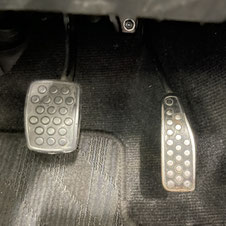 クリスタルキーパーやダイヤモンドキーパーなど、様々な製品を使用して、車の表面に美しさと耐久性を実現します。 岐阜県関市を拠点にするキーパープロショップ美濃関は、キーパーラボでの丁寧な点検と清掃を行い、水垢落としや洗車機での除去、ヘッドライト磨きなどを通じて、車を美しく仕上げます。