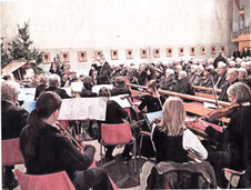 Dem Cornelius-Burgh-Chor stand in der Hetzerather Kirche Reinhold Richter und dem VHS-Orchester Collegium Musicum Dirigent Ernest Frissen vor. RP-FOTO: JÖRG KNAPPE