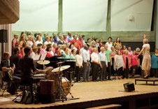 Angelika Rehaag aus Krefeld war eine der drei Dozentinnen beim Gospelworkshop Hückelhoven. Sie dirigierte den großen Chor beim Abschlusskonzert in der Aula ebenso wie Herbert Minkenberg und Wolfgang Zerbin. FOTO: RENATE RESCH-RÜFFER