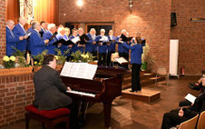 Der Chor begeisterte das Publikum im Pfarrzentrum der Pfarrei Christkönig mit vielen bekannten und beliebten Melodien. FOTO: JÖRG KNAPPE