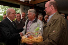 Viele gute Wünsche aus den Reihen seiner Sangesfreunde gab es gestern beim Ständchen für Josef Braun (l.). Das Geburtstagskind war überrascht vom Besuch der Sänger, die ihn hochleben ließen. FOTO: Jürgen Laaser