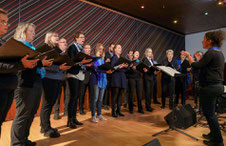 Der Cantamus-Chor aus Kerpen-Buir unter Leitung von Anna Paasche beim Konzert in Holzweiler. FOTO: Laaser