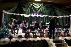 Stimmungsvoll vorweihnachtlich dekoriert war die Bühne der Hetzerather Mehrzweckhalle zum Konzert des Musikvereins, der wie immer viel Beifall für seine Vorträge bekam. FOTO: RENATE RESCH-RÜFFER